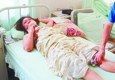 青島樓頂落瓦砸傷行人 律師稱可起訴全樓業主