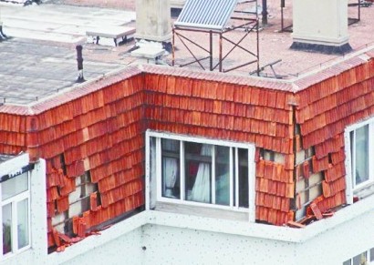 青島樓頂落瓦砸傷行人 律師稱可起訴全樓業主