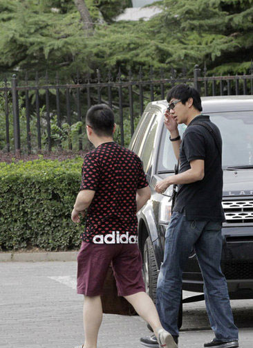 鄢頗被砍后復出身材發福 傳年底與李小冉結婚