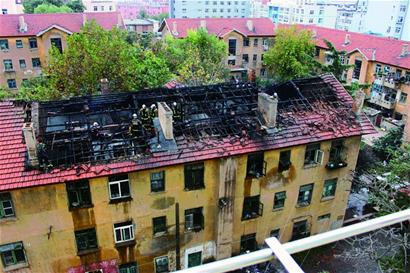 60歲木質老樓燒“禿頂”