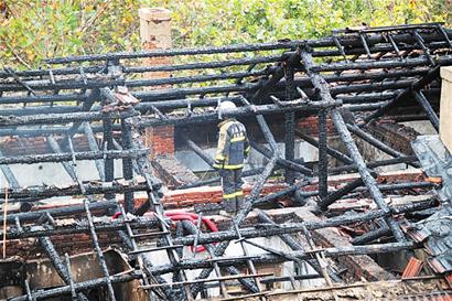 阜新路筒子樓起火燒塌房頂 四萬多現金被燒成紙灰