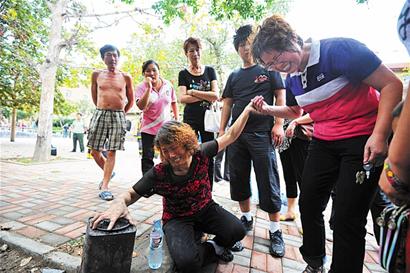 阜新路筒子樓起火燒塌房頂 四萬多現金被燒成紙灰