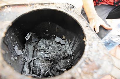 阜新路筒子樓起火燒塌房頂 四萬多現金被燒成紙灰