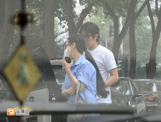 林鳳嬌移居北京監管兒子 面容清瘦慈母范十足