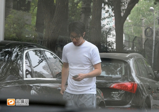 林鳳嬌移居北京監管兒子 面容清瘦慈母范十足