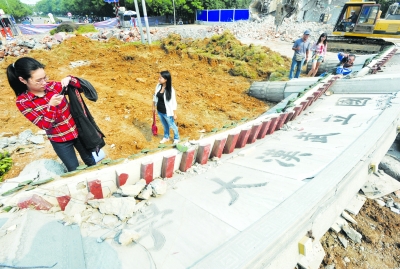 勸業場盡頭的武大民國牌坊。