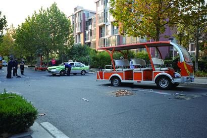 疾駛出租頂翻小區電瓶車 67歲老人當場死亡