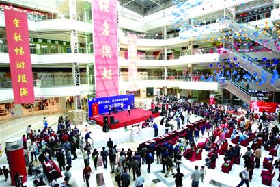 讀者節現場探營:市民現場訂報紙抱走大彩電