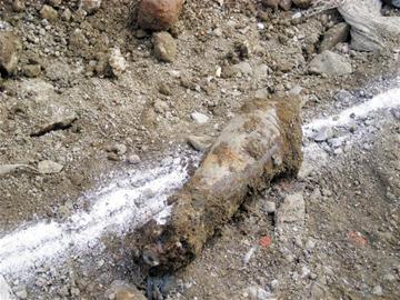 建筑工地挖出迫擊炮彈 排爆民警現場處理后運走