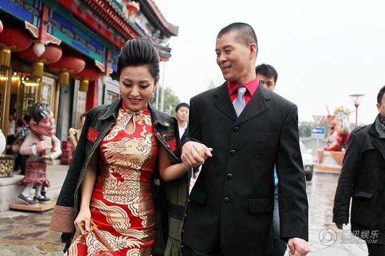 趙本山弟子王小虎補辦婚禮 結婚12年后激情擁吻