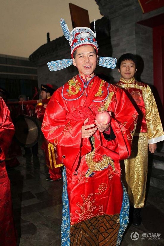 趙本山弟子王小虎補辦婚禮 結婚12年后激情擁吻