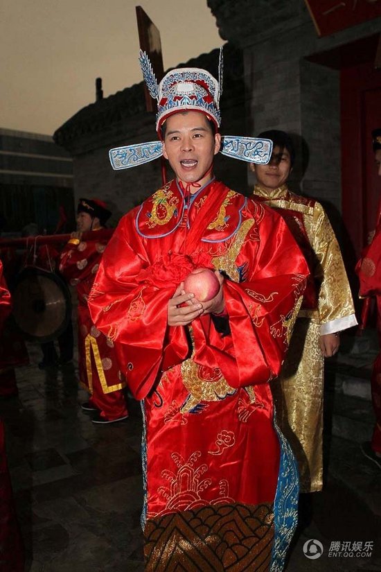 趙本山弟子王小虎補(bǔ)辦婚禮 結(jié)婚12年后激情擁吻