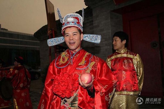 趙本山弟子王小虎補辦婚禮 結婚12年后激情擁吻