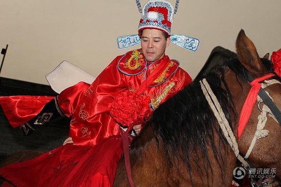 趙本山弟子王小虎補(bǔ)辦婚禮 結(jié)婚12年后激情擁吻