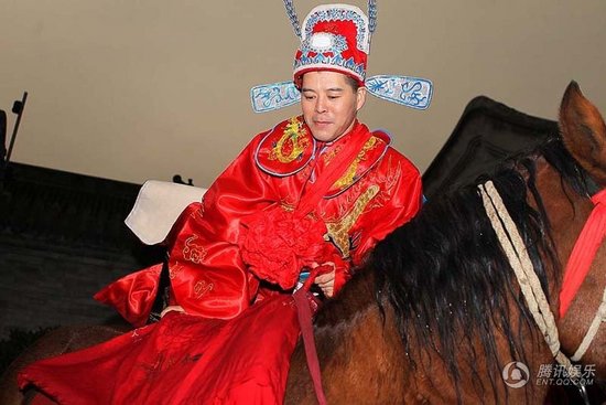 趙本山弟子王小虎補辦婚禮 結婚12年后激情擁吻