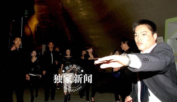 董潔現身哭泣談婚變 帶近20名黑衣保鏢護駕