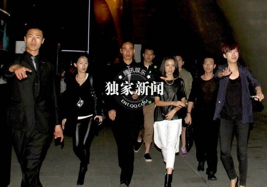 董潔現身哭泣談婚變 帶近20名黑衣保鏢護駕