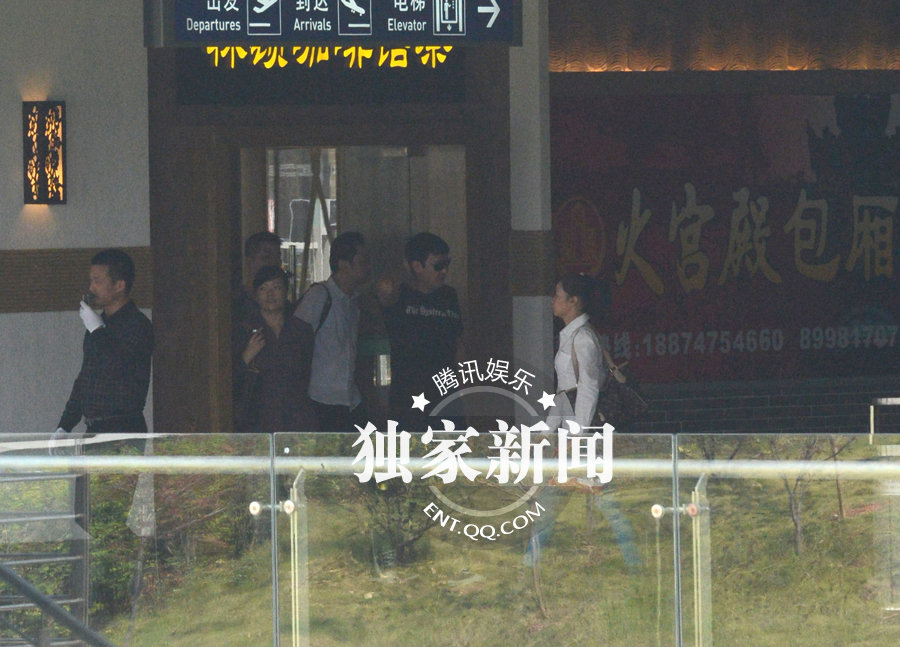 黎明人氣下滑被分家產 小縣城撈金奔波苦埋頭吸煙