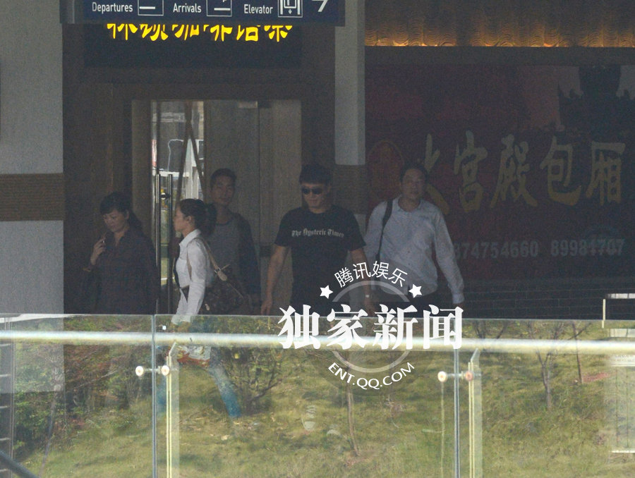 黎明人氣下滑被分家產 小縣城撈金奔波苦埋頭吸煙