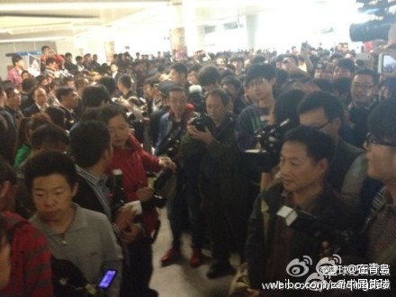 為了麥蒂各路媒體齊聚青島，手中都是長槍短炮