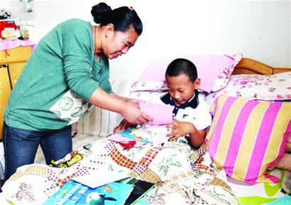 媽媽抱腦癱兒上學(xué)