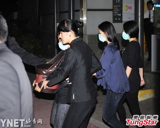 圖揭明星與父母的關系 吳秀波母親被送養老院難見兒子