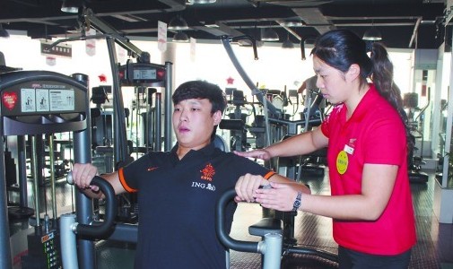 青島私人健身教練時薪200元 堪比保姆要懂營養與解剖