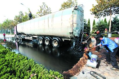 青島2油罐車追尾10噸原油泄露 路變百米黑河