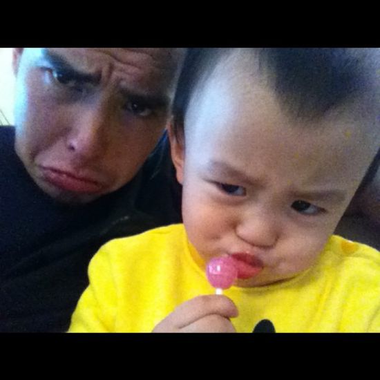 張柏芝小兒子和妙齡空姐合影 小Q做鬼臉萌態不輸Lucas