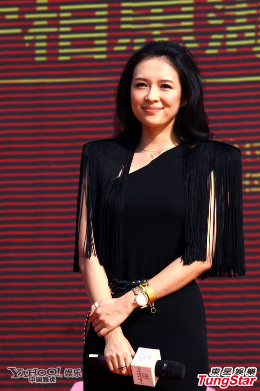 章子怡黑裙現身南寧撈金 脂粉難以掩飾歲月痕跡