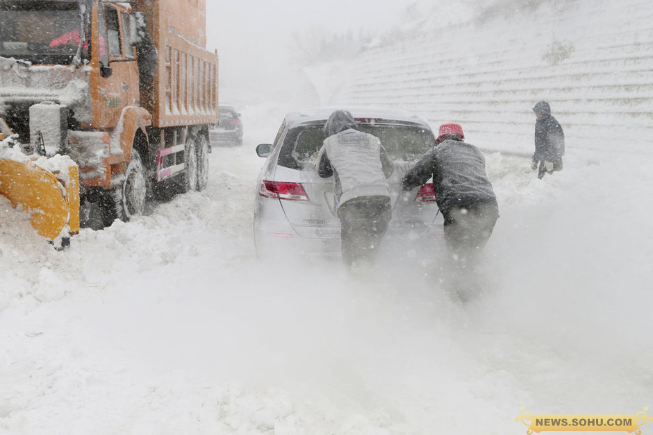 京藏高速數千受困者雪中大轉移 頭發結滿冰碴