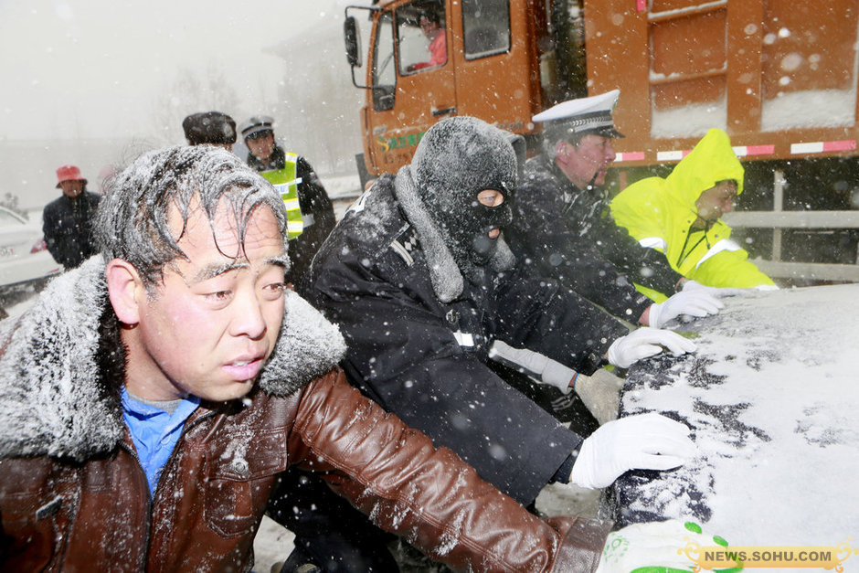 京藏高速數千受困者雪中大轉移 頭發結滿冰碴