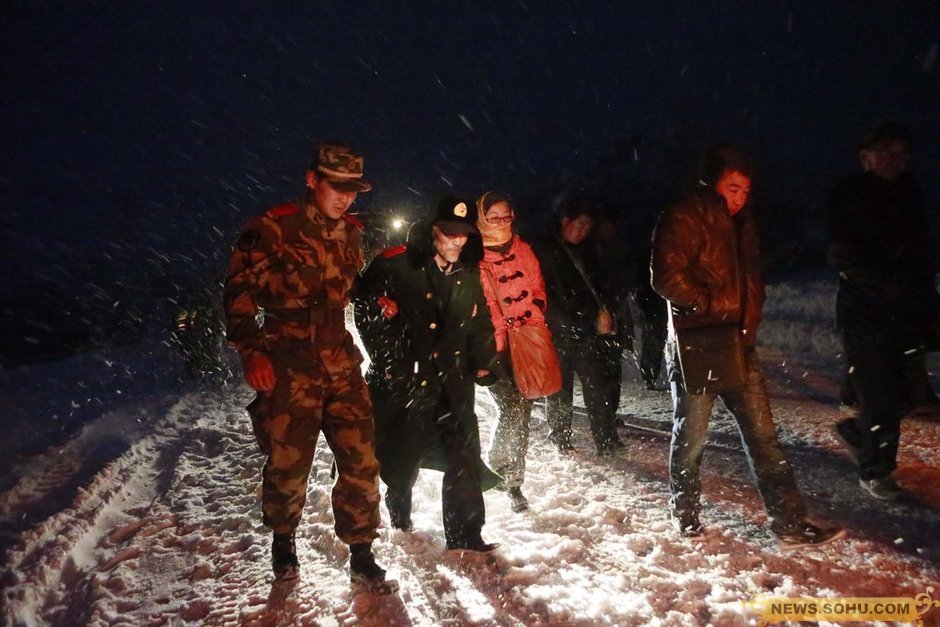 京藏高速數千受困者雪中大轉移 頭發結滿冰碴