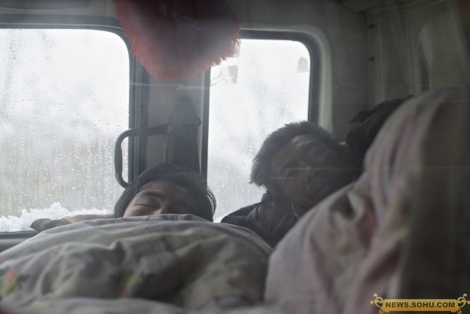 京藏高速數千受困者雪中大轉移 頭發結滿冰碴