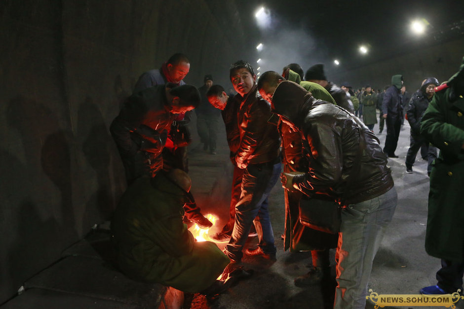 京藏高速數千受困者雪中大轉移 頭發結滿冰碴