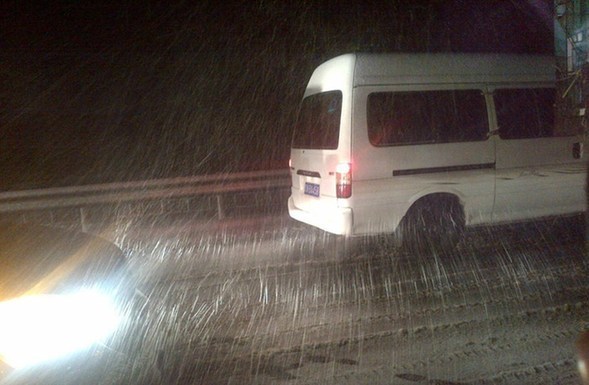 北京大雪高速積雪嚴重致擁堵 武警給司機送飯