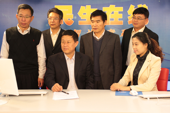 青島市人力資源和社會(huì)保障局副局長耿成亮（一排左一）與網(wǎng)民在線交流 （攝影 周琦）