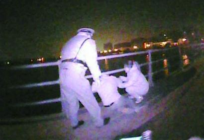 青島男子怕完不成工作跳橋 妻子凌晨尾隨2小時報警 青島男子怕完不成工作跳橋 妻子凌晨尾隨2小時報警