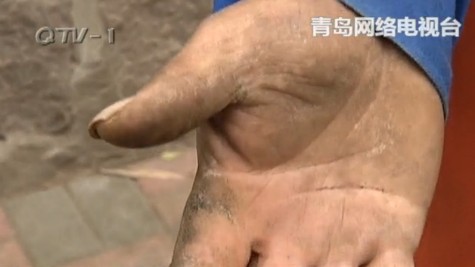 青島父子環衛工5小時掃800斤落葉 車底落葉用手掏 青島父子環衛工5小時掃800斤落葉 車底落葉用手掏