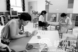 浙江一所幼兒園內，老師們裝扮教室，迎接小朋友們到來。