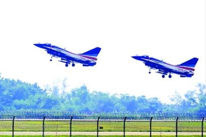 八一飛行隊航展試飛 殲-10表演“水平開花” 