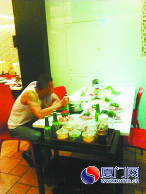 “豬肝哥”獨坐餐桌前，面前擺了5盤豬肝。