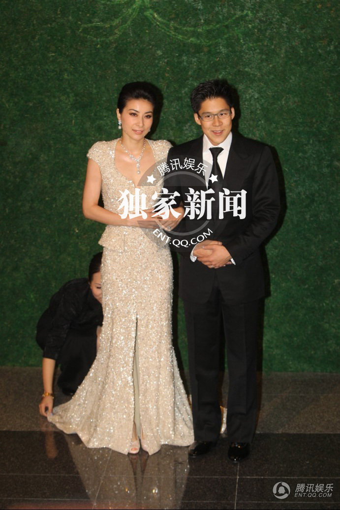 11日下午5點半，郭晶晶手挽霍啟剛出場，這是他們婚后首度在媒體前亮相。