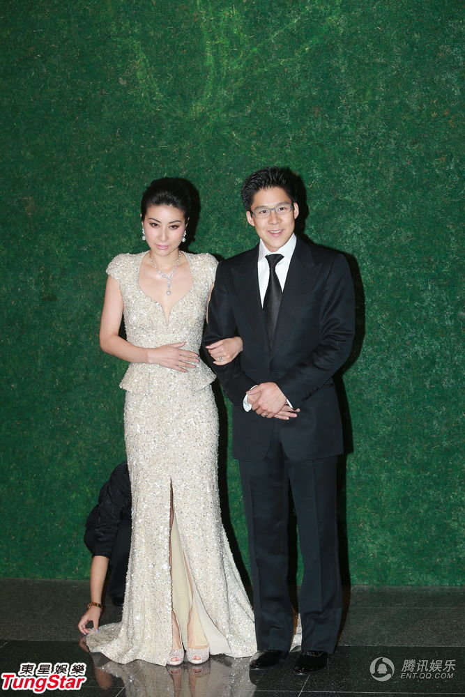 11日下午5點半，郭晶晶手挽霍啟剛出場，這是他們婚后首度在媒體前亮相。