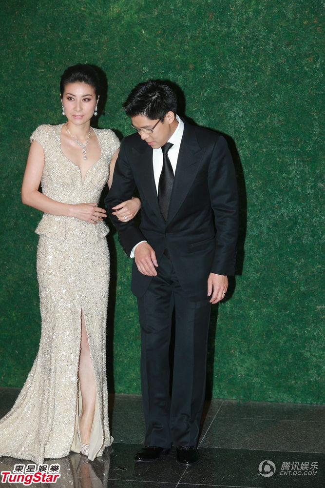 11日下午5點半，郭晶晶手挽霍啟剛出場，這是他們婚后首度在媒體前亮相。