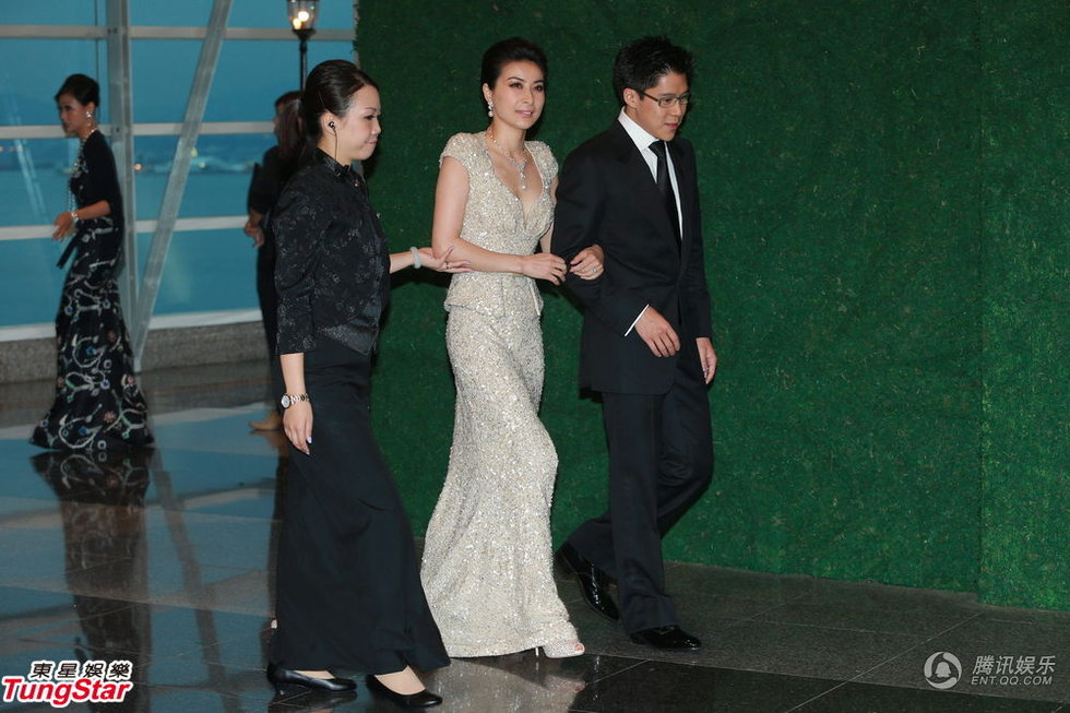 11日下午5點半，郭晶晶手挽霍啟剛出場，這是他們婚后首度在媒體前亮相。