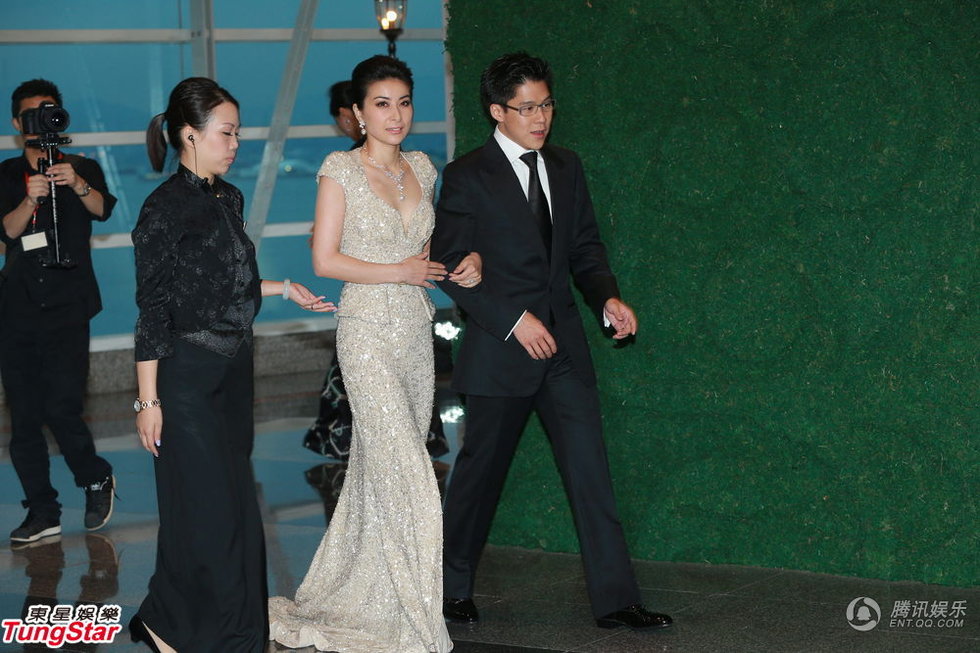 11日下午5點半，郭晶晶手挽霍啟剛出場，這是他們婚后首度在媒體前亮相。