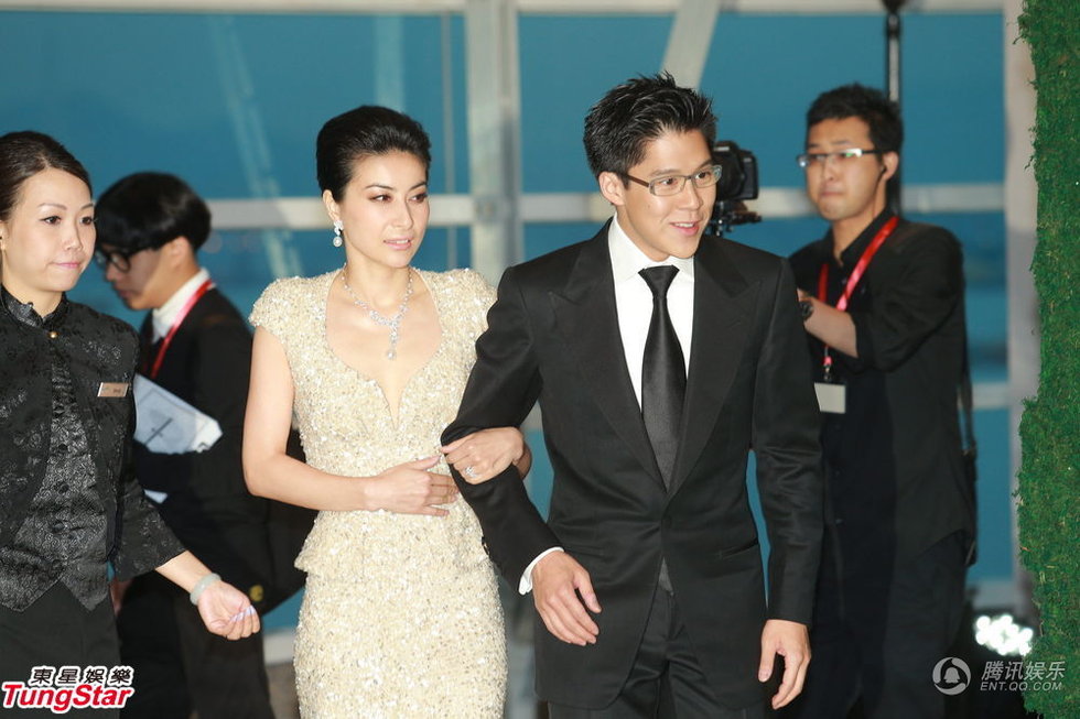 11日下午5點半，郭晶晶手挽霍啟剛出場，這是他們婚后首度在媒體前亮相。