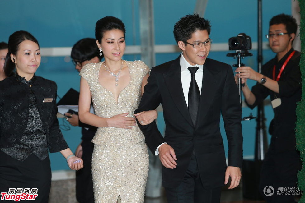 11日下午5點半，郭晶晶手挽霍啟剛出場，這是他們婚后首度在媒體前亮相。