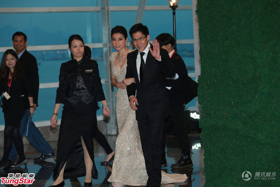 11日下午5點(diǎn)半，郭晶晶手挽霍啟剛出場(chǎng)，這是他們婚后首度在媒體前亮相。